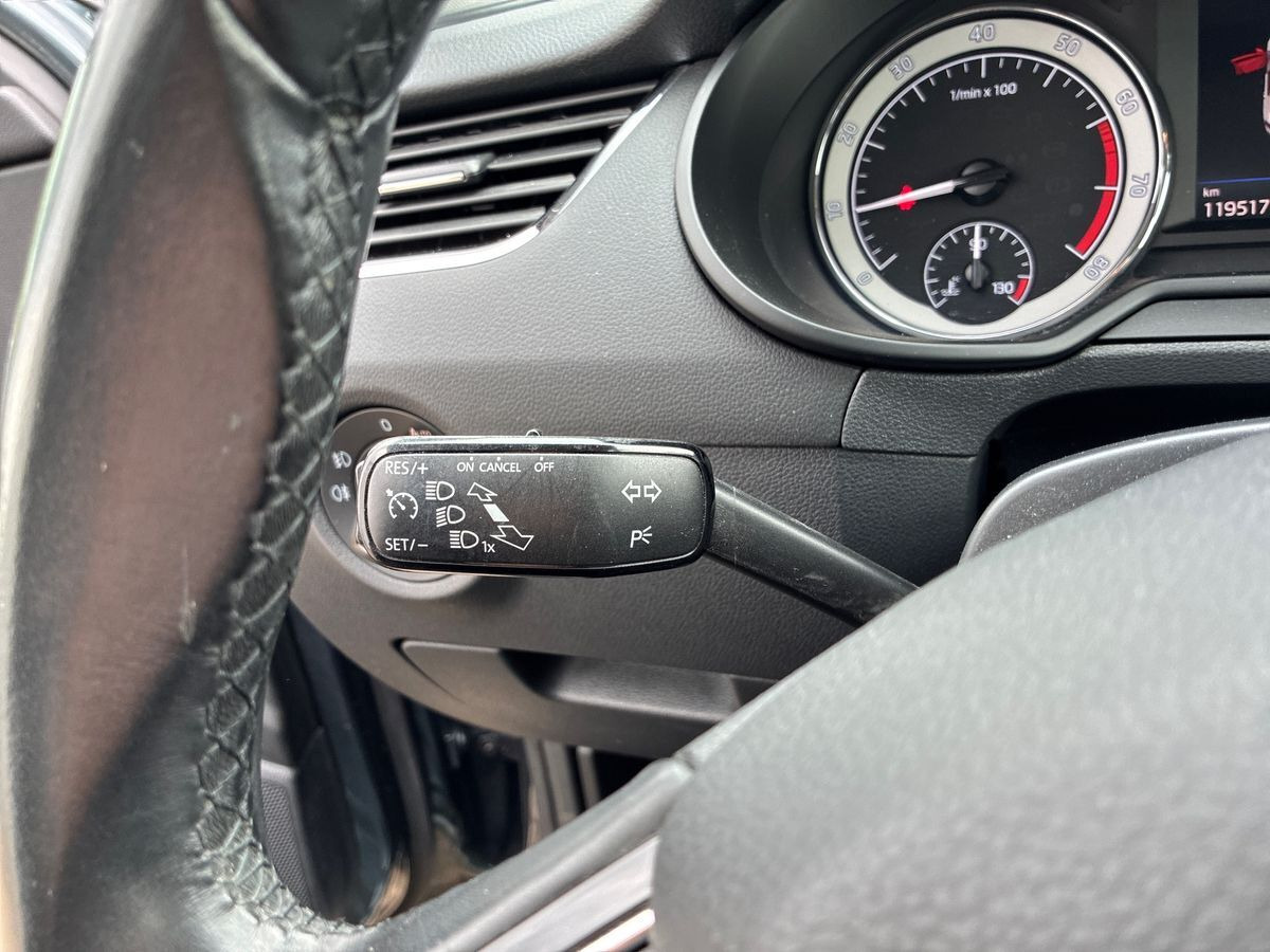 Grå Skoda Octavia fra 2018