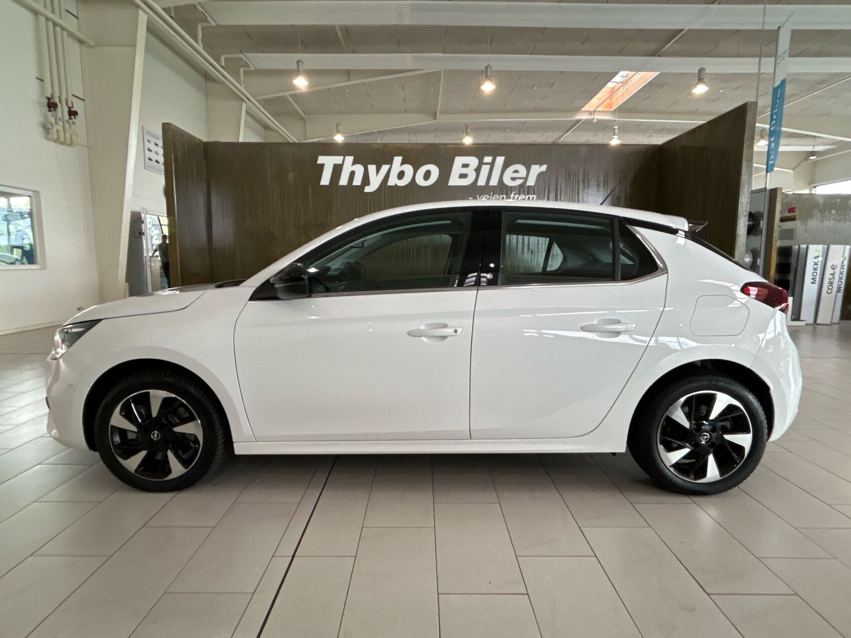 Hvid Opel Corsa-e fra 2023