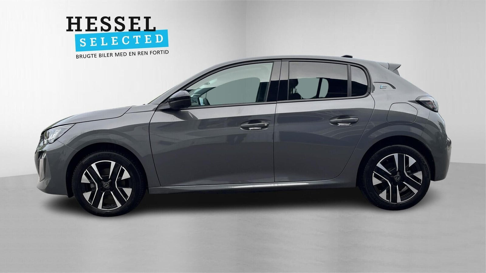 Grå Peugeot e-208 fra 2024