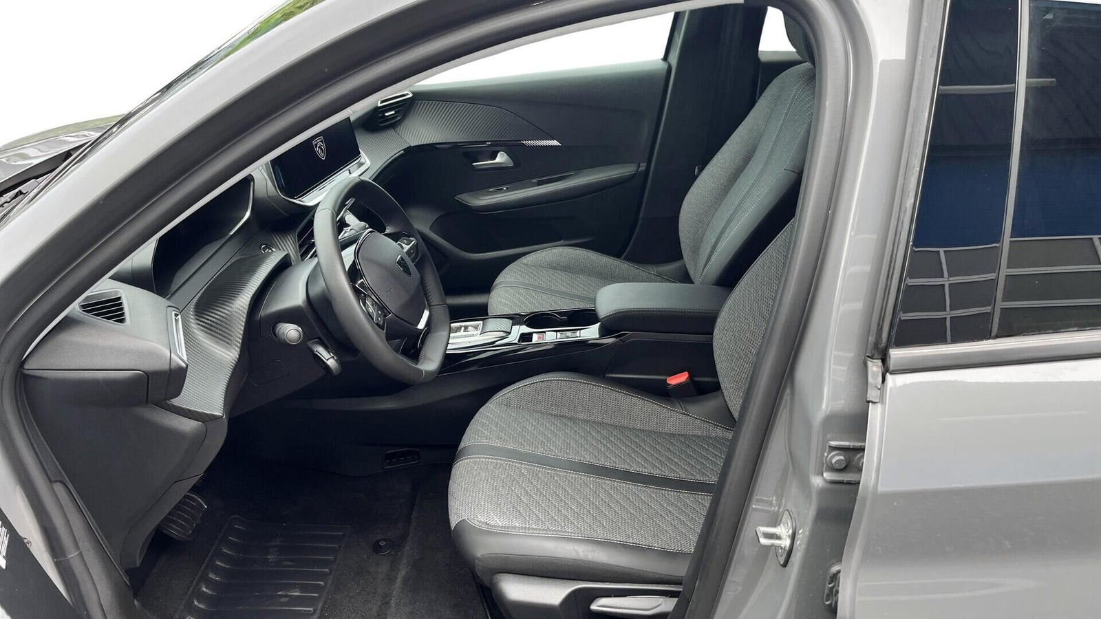 Grå Peugeot e-208 fra 2024