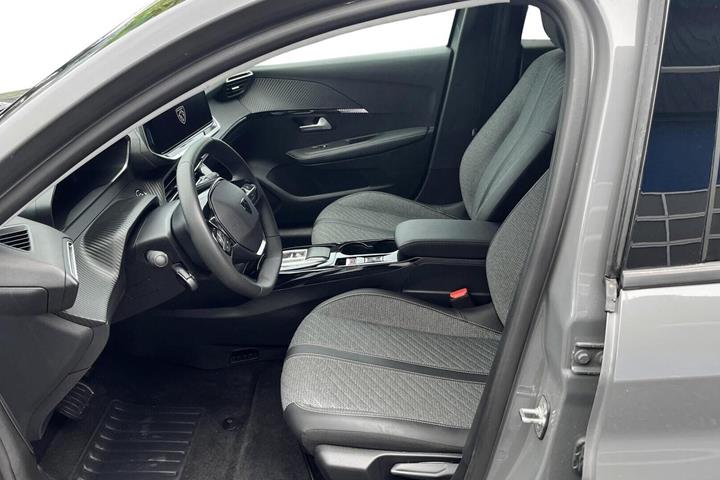 Grå Peugeot e-208 fra 2024