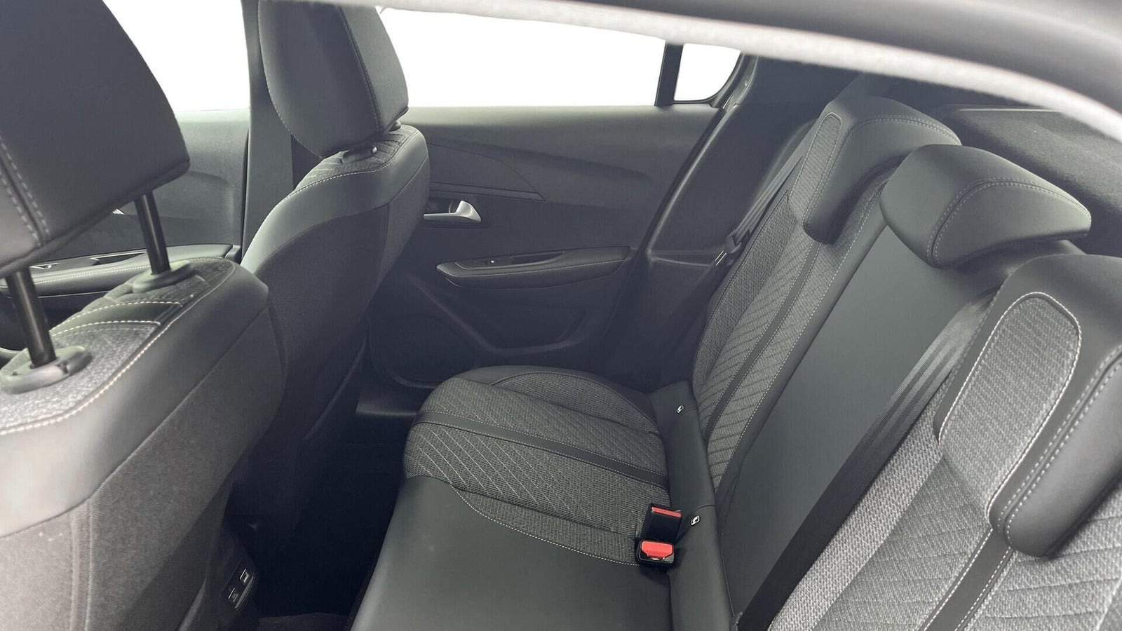 Grå Peugeot e-208 fra 2024