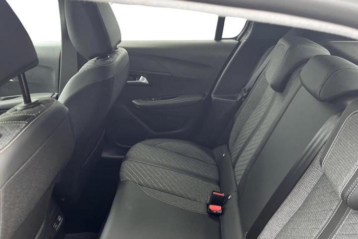 Grå Peugeot e-208 fra 2024