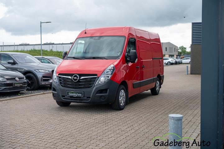 Rød Opel Movano fra 2020