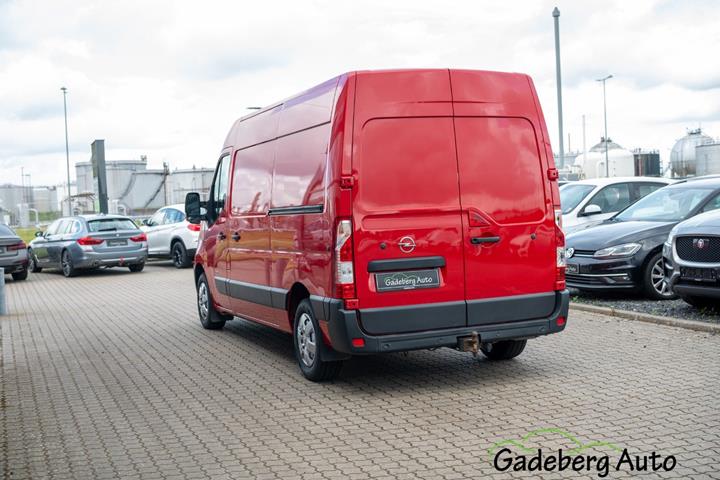 Rød Opel Movano fra 2020