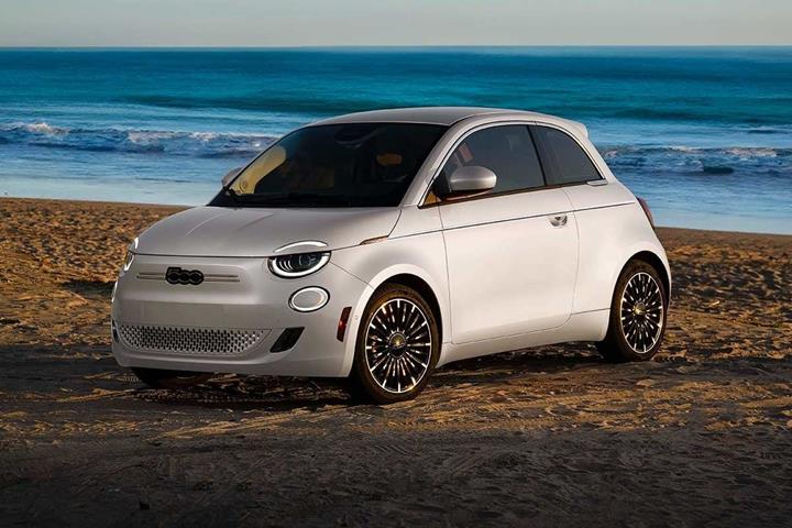 Hvid Fiat 500e fra 2023 set udefra