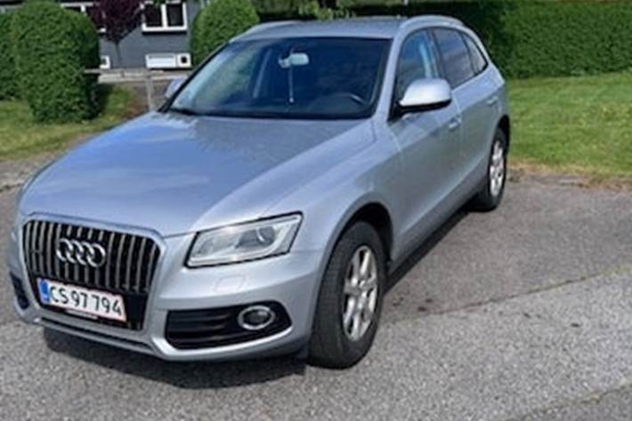 Sølv Audi Q5 fra 2017 set udefra
