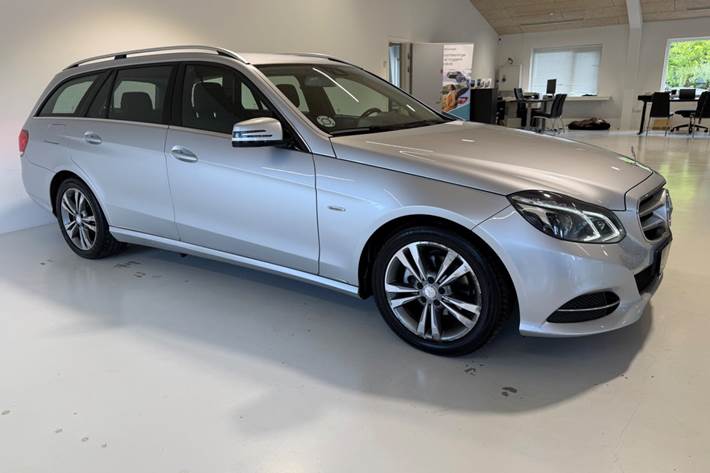 Sølv Mercedes E220 fra 2015 set udefra