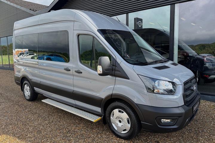 Grå Ford Transit 350 L3 Kombi fra 2025 set udefra