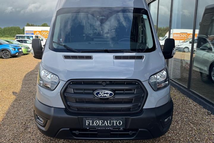 Grå Ford Transit 350 L3 Kombi fra 2025 set udefra