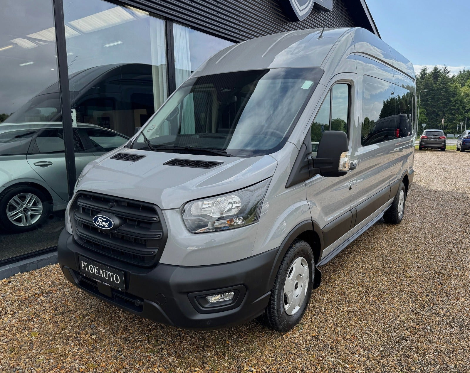 Grå Ford Transit 350 L3 Kombi fra 2025 set udefra
