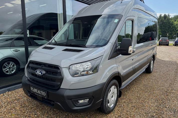 Grå Ford Transit 350 L3 Kombi fra 2025 set udefra
