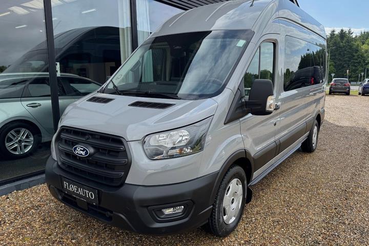 Grå Ford Transit 350 L3 Kombi fra 2025 set udefra