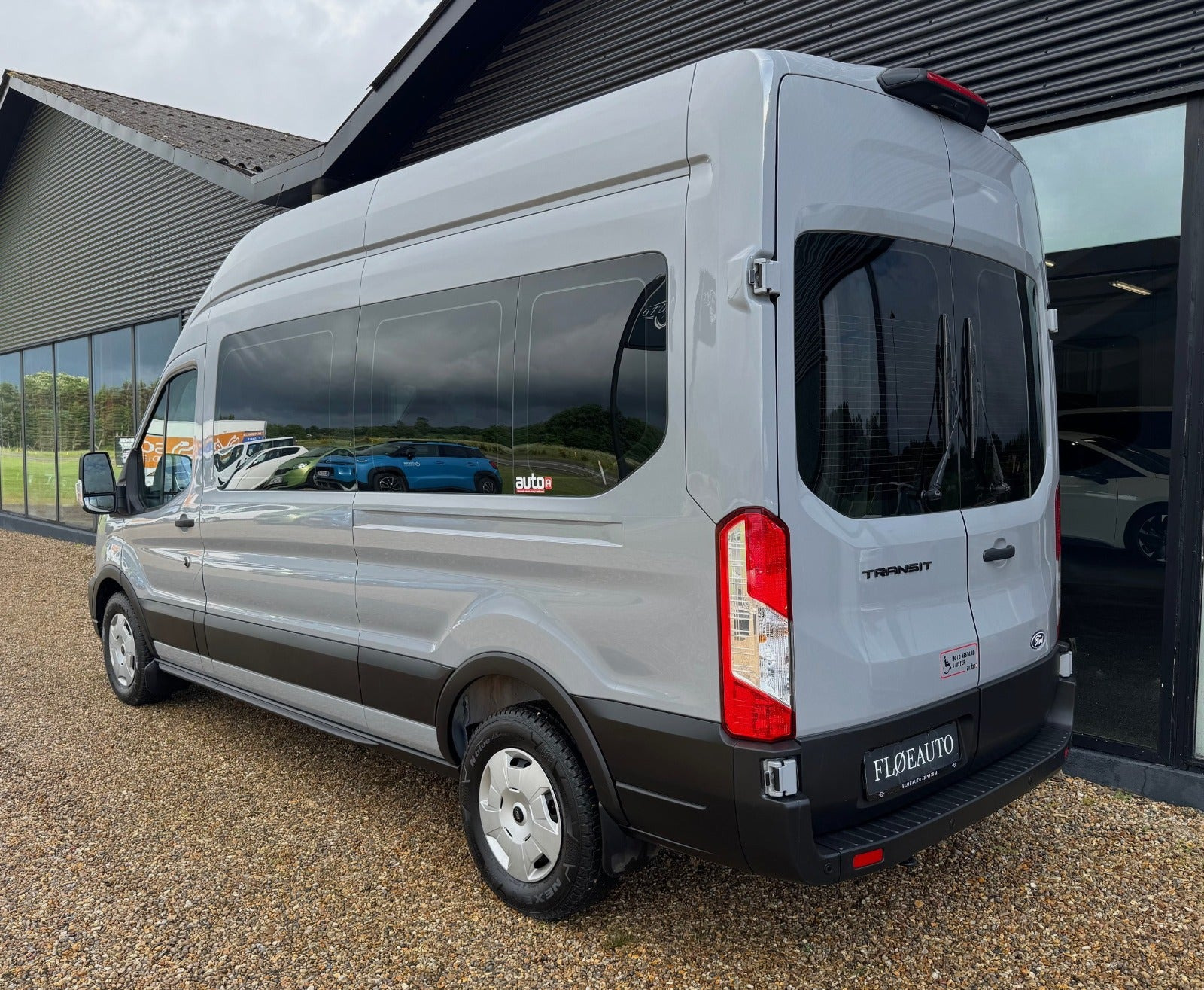Grå Ford Transit 350 L3 Kombi fra 2025 set udefra