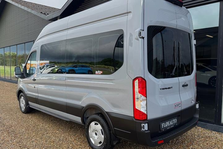 Grå Ford Transit 350 L3 Kombi fra 2025 set udefra