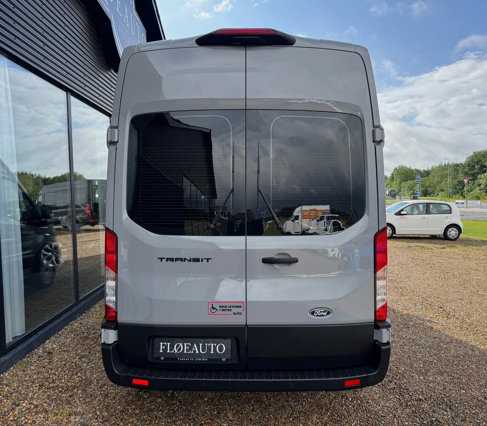 Grå Ford Transit 350 L3 Kombi fra 2025 set udefra