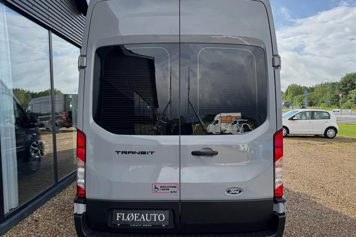 Grå Ford Transit 350 L3 Kombi fra 2025 set udefra