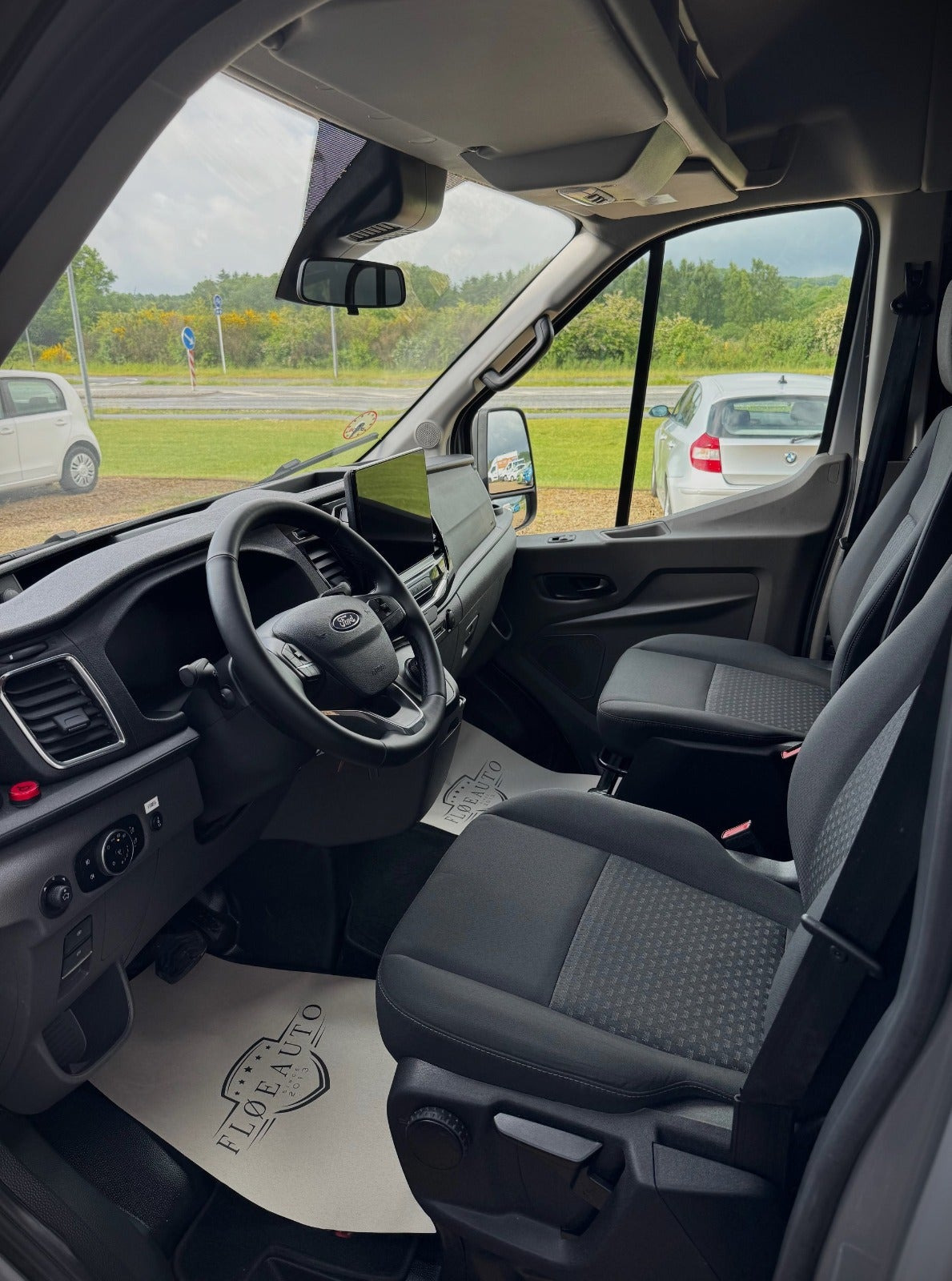 Grå Ford Transit 350 L3 Kombi fra 2025 set indefra