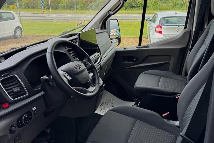 Grå Ford Transit 350 L3 Kombi fra 2025 set indefra