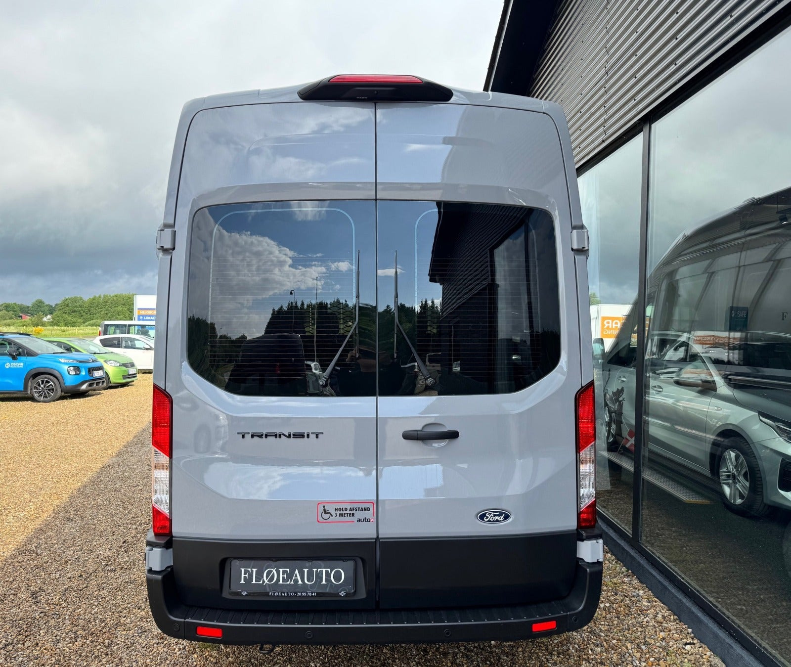 Grå Ford Transit 350 L3 Kombi fra 2025 set udefra