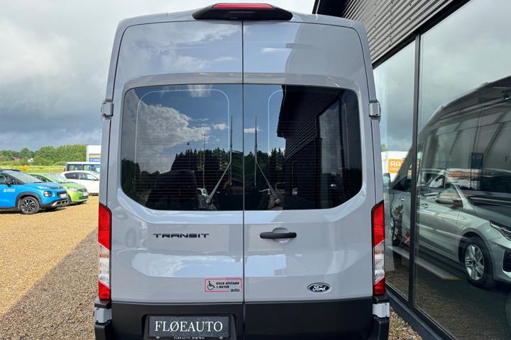 Grå Ford Transit 350 L3 Kombi fra 2025 set udefra