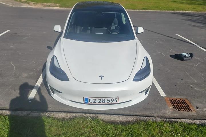 Hvid Tesla Model 3 fra 2021