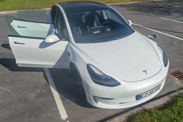 Hvid Tesla Model 3 fra 2021