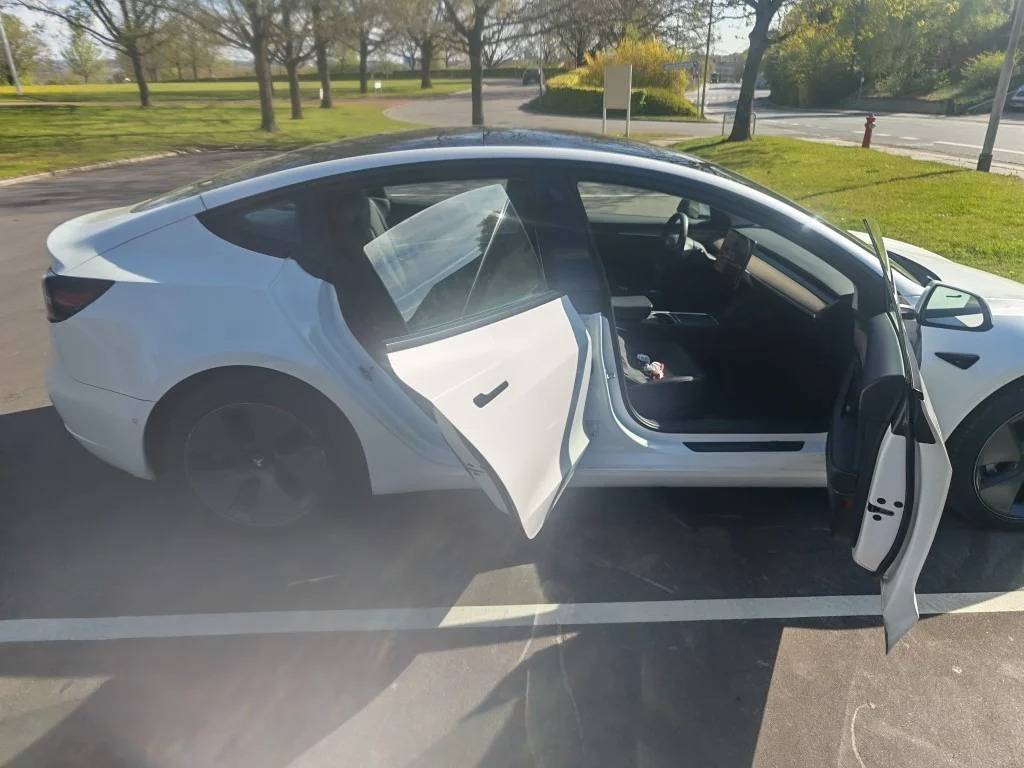 Hvid Tesla Model 3 fra 2021