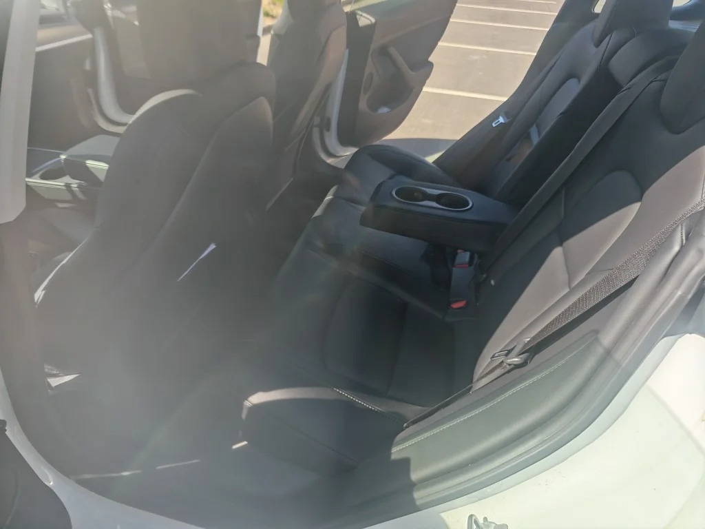 Hvid Tesla Model 3 fra 2021
