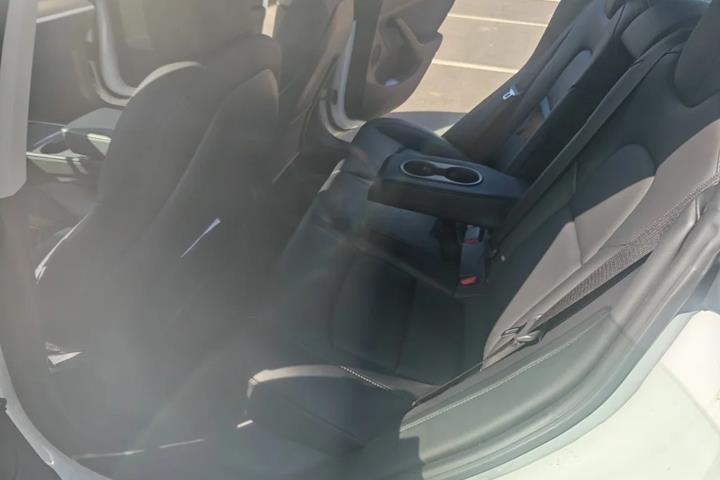 Hvid Tesla Model 3 fra 2021