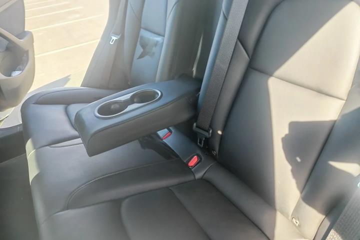 Hvid Tesla Model 3 fra 2021