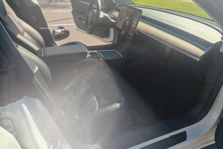 Hvid Tesla Model 3 fra 2021