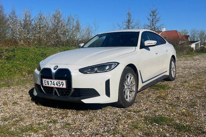 Hvid BMW i4 fra 2023 set udefra