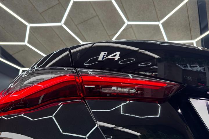 Sort BMW i4 fra 2024