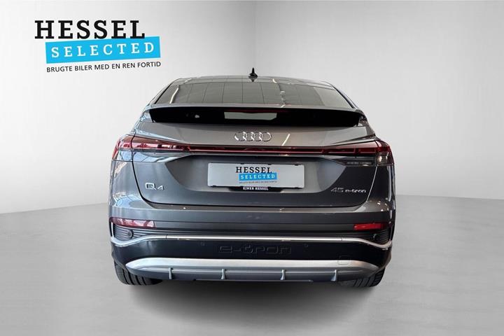 Grå Audi Q4 e-tron fra 2025