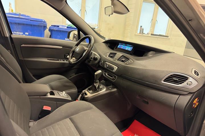Grå Renault Grand Scenic III fra 2015