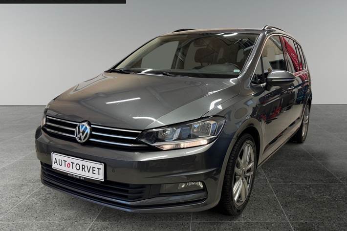 Grå VW Touran fra 2019 set udefra