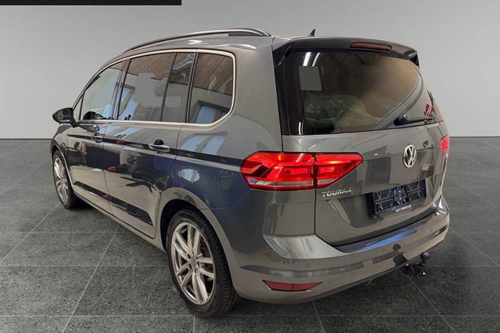 Grå VW Touran fra 2019