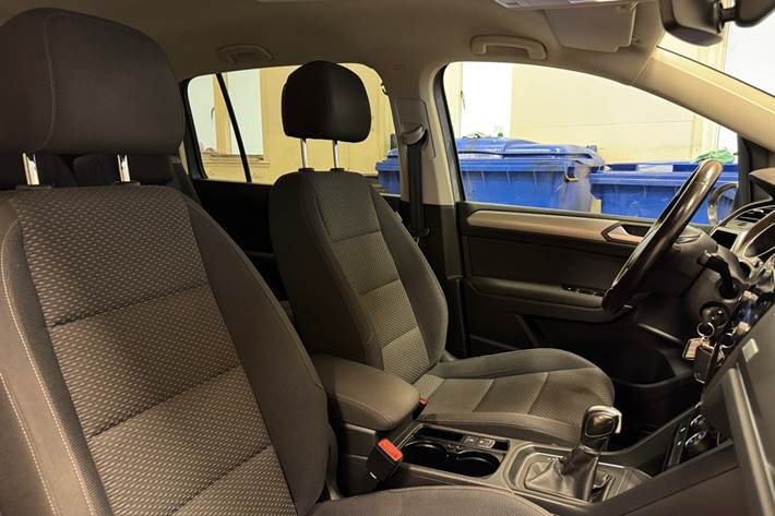 Grå VW Touran fra 2019