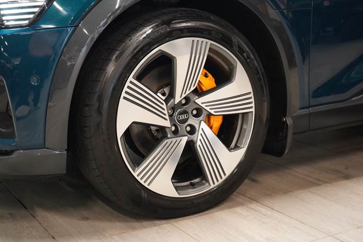 Blå Audi e-tron fra 2019