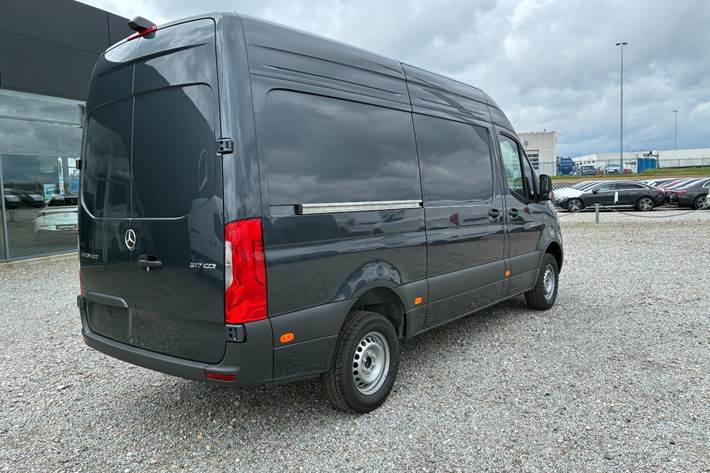 Grå Mercedes Sprinter 317 fra 2025
