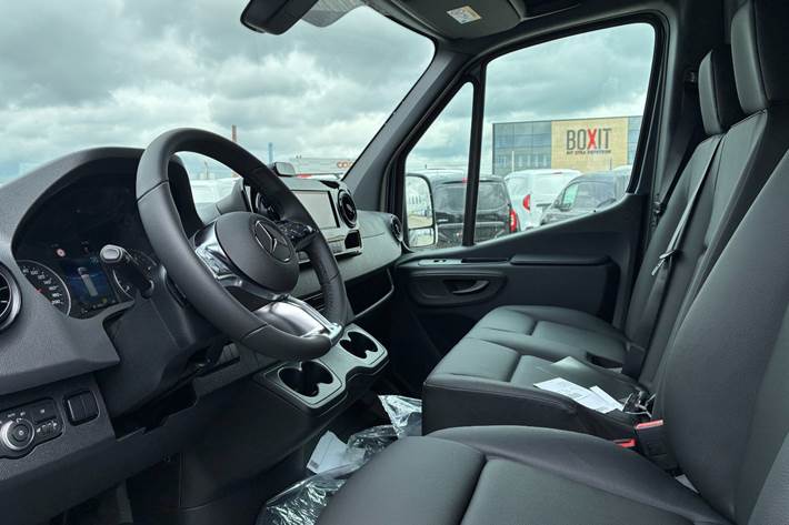 Grå Mercedes Sprinter 317 fra 2025