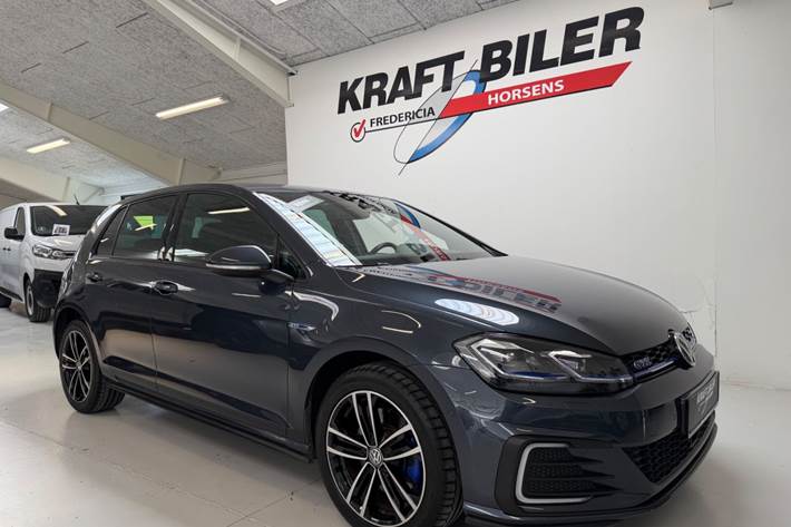 Grå VW Golf VII fra 2018