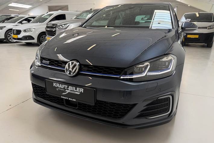 Grå VW Golf VII fra 2018
