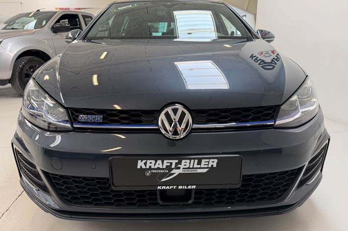 Grå VW Golf VII fra 2018
