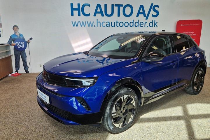 Blå Opel Mokka-e fra 2025 set udefra