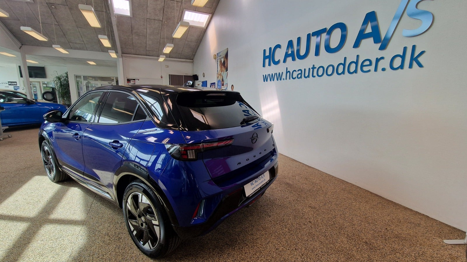 Blå Opel Mokka-e fra 2025