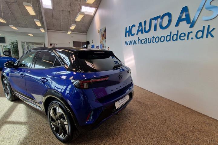 Blå Opel Mokka-e fra 2025