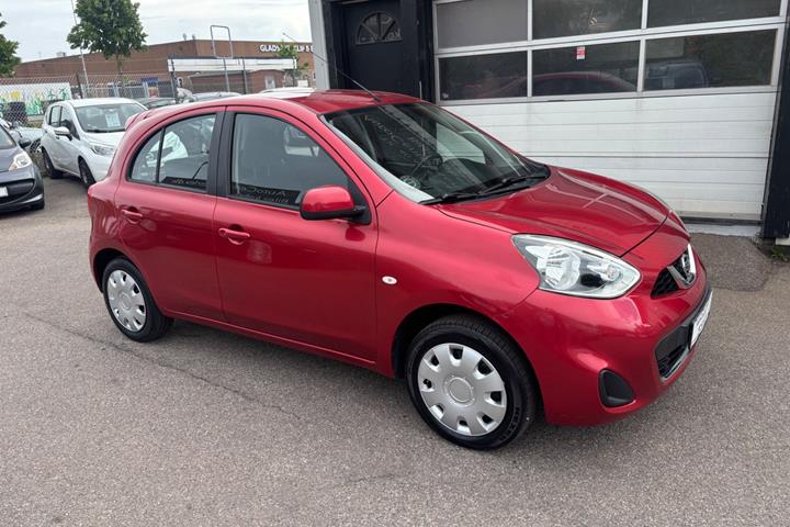 Rød Nissan Micra fra 2015 set udefra