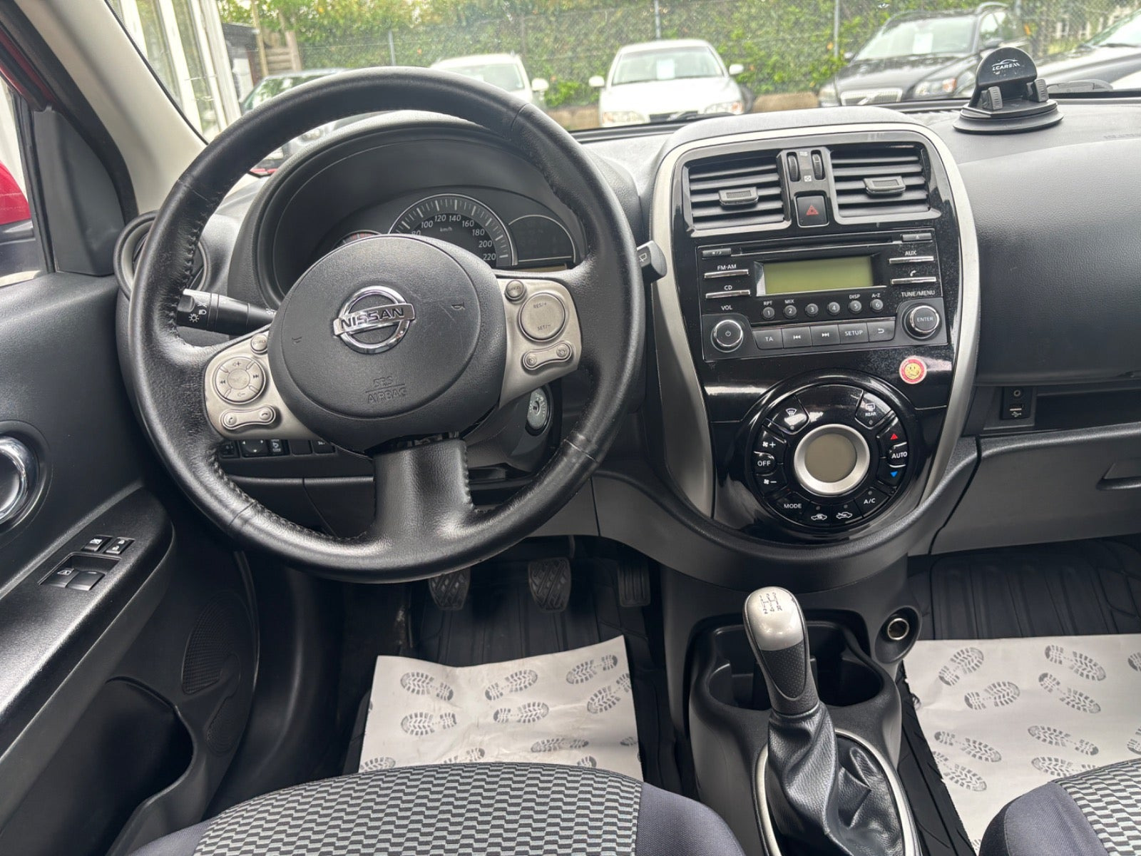 Rød Nissan Micra fra 2015